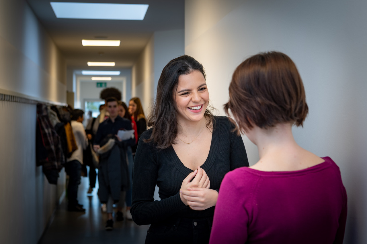Élèves qui échangent dans le couloir